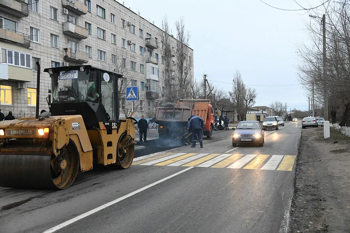 Ремонт дороги Волгоград. Ремонт дорог Волгоград. Ремонт дороги видео. Кто занимается дорогами ремонт дорогами в Ворошиловском районе.