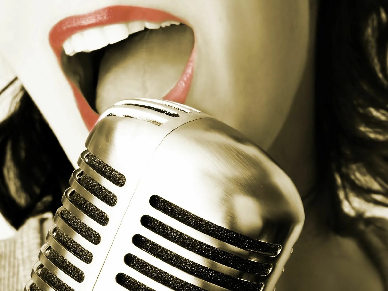 Музыка где поет. Микрофон и губы. Микрофон во рту. Девушка с микрофоном. Женский вокал.