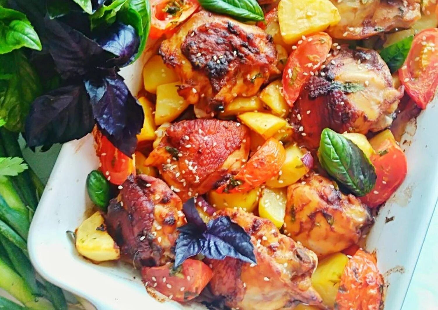 Запечь бедра с картошкой. Куриные бедра с овощами в духовке. куриные бедрышки с овощами в духовке. бедра запеченные в духовке с овощами. куриные бедра ,запеченные с овощами.