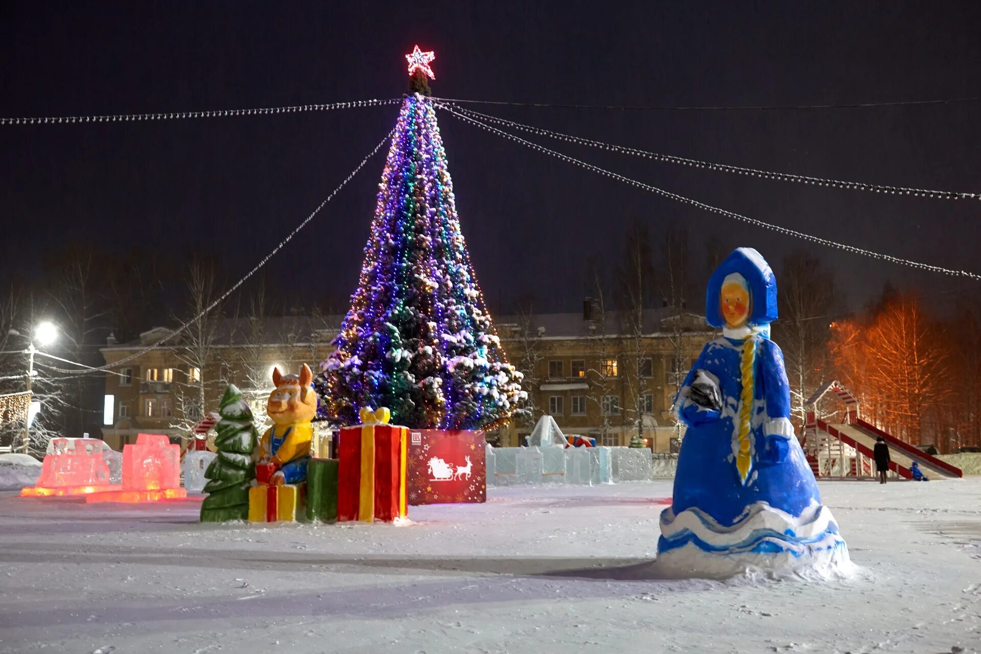 Ледовый ухта. Ухта ледовый городок 2025. елка в ухте. новогодние городки в ухте. новогодняя елка в верещагино на площади.