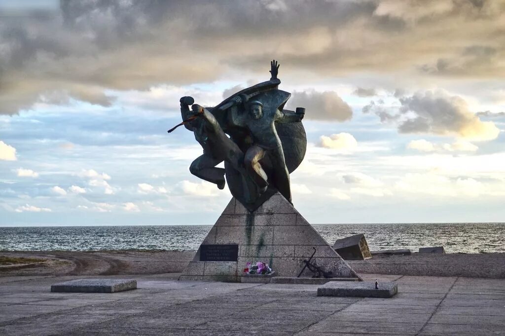 Памятник морякам. Памятник Евпаторийскому десанту. Памятник морякам десантникам Евпатория. Памятник десанту Евпатория. Евпатория морской десант 1942.