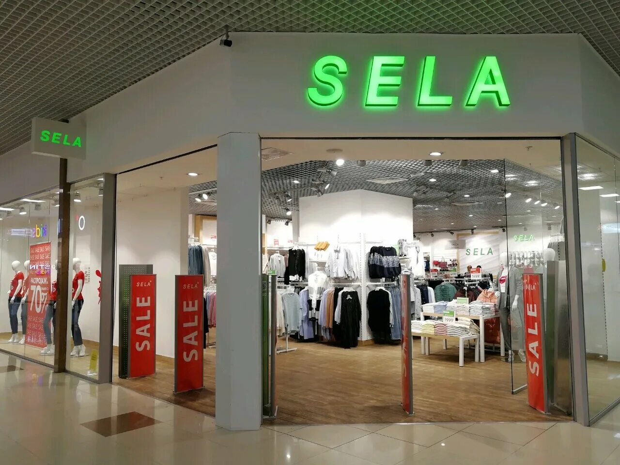 Села фото магазинов. Магазин Sela. Села магазин. Магазин одежды Sela. Бренд одежды Sela.