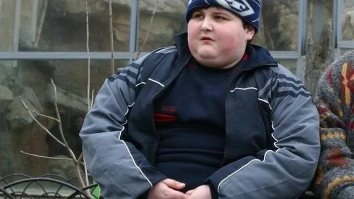 Пацаны толстушек. Пацаны толстушек. Пацаны толстушек. Жирный школьник. Моника райли до ожирения.