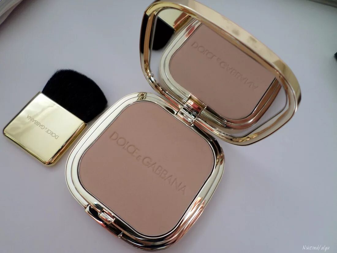 Dolce glow. Компактная пудра dolce gabbana 4 caramel. dolce&amp;gabbana компактная пудра 5 soft. дольче габбана солар глов пудра. пудреница дольче габбана.