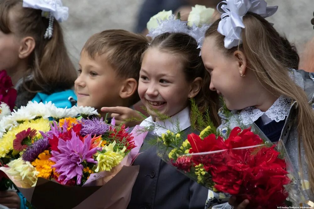 Конца сентября можно. Счастливое 1 сентября. Линейка 1 сентября. Родители на линейке 1 сентября. 1 Сентября линейка креативное.