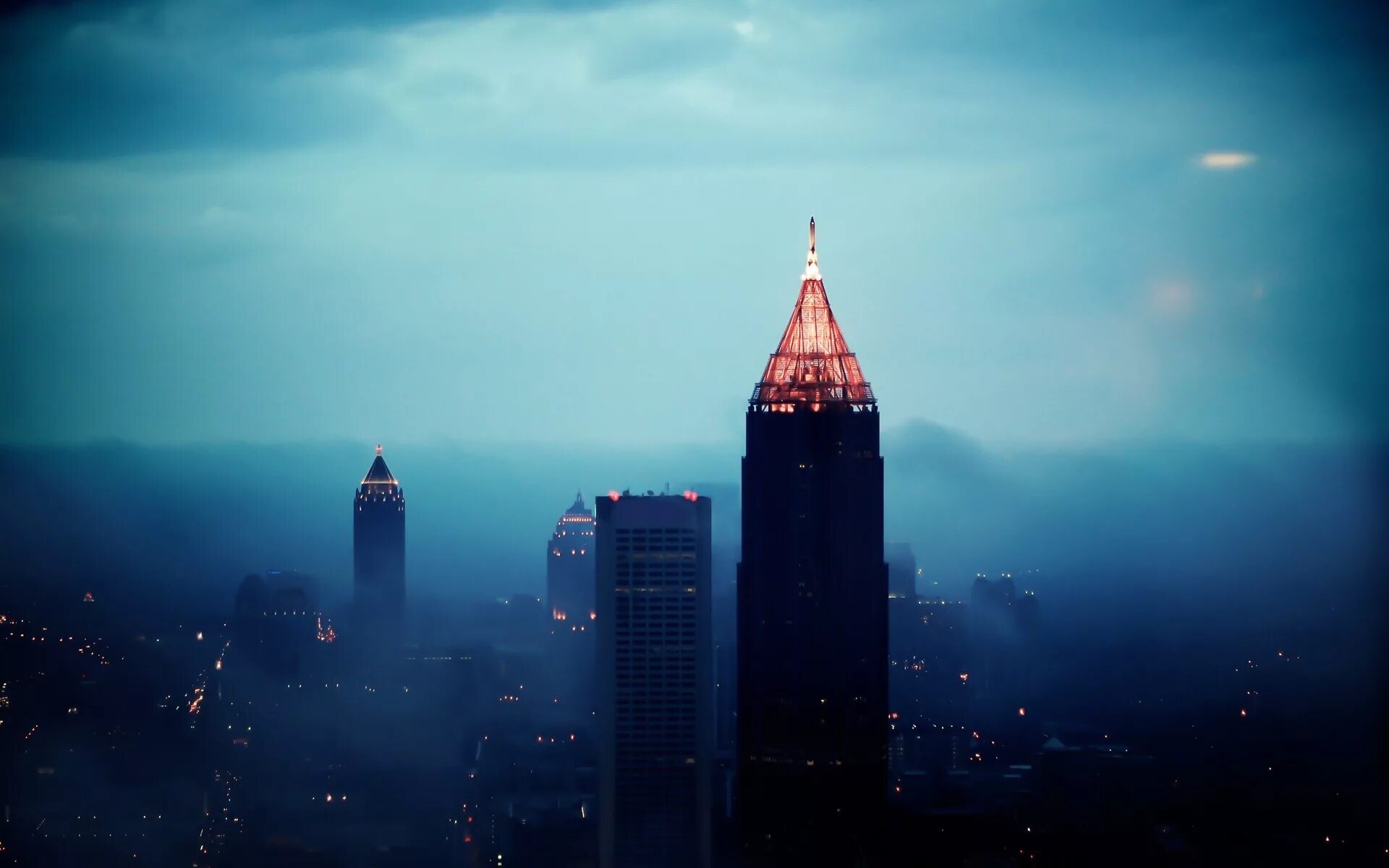 Атланта свет. Небоскребы в тумане. Крыша небоскреба. Небоскребы в тумане ночью. Туманный город.