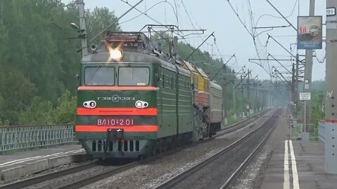 Электровоз с грузовым поездом приветливый машинист