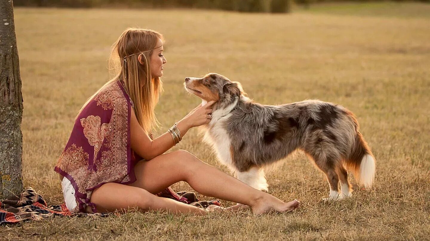 Woman with animals. Девушка с собакой. Девушка с собакой фотосессия. Женщины живущие с собаками. Девушка и собака любовь.