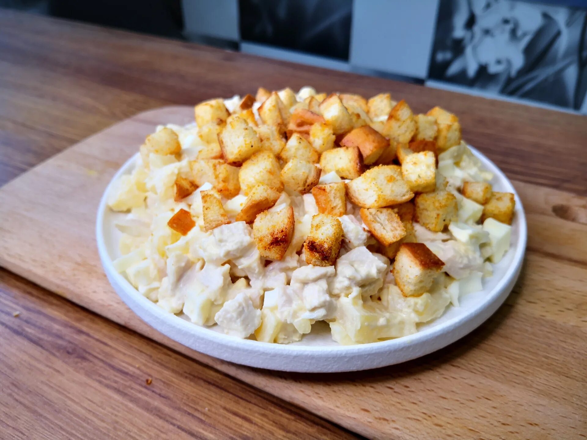 Ананасовый с куриной грудкой. Салат с грудкой и ананасами. Салат с ананасом и курицей. Салат с ананасом и куриной грудкой. Салат из курицы с ананасами и сухариками.