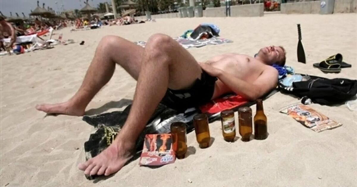 Мужчина с пивом на пляже. Парень пьяному натуралу