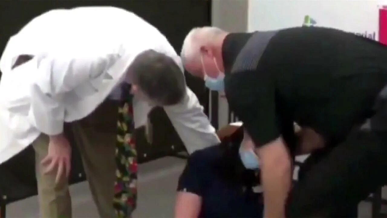 Человек падает в обморок. Укол обморок. Смерть после прививки от коронавируса. Упала в обморок в прямом эфире. Потеря сознания от прививки.