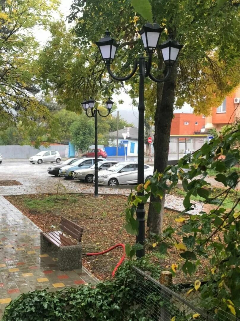 Апшеронск ул ленина. Парковые дороги с фонарями. Апшеронск улицы. Улица Ленина 34 Апшеронск. Екатеринбург улица Ленина торшеры на фонарях.