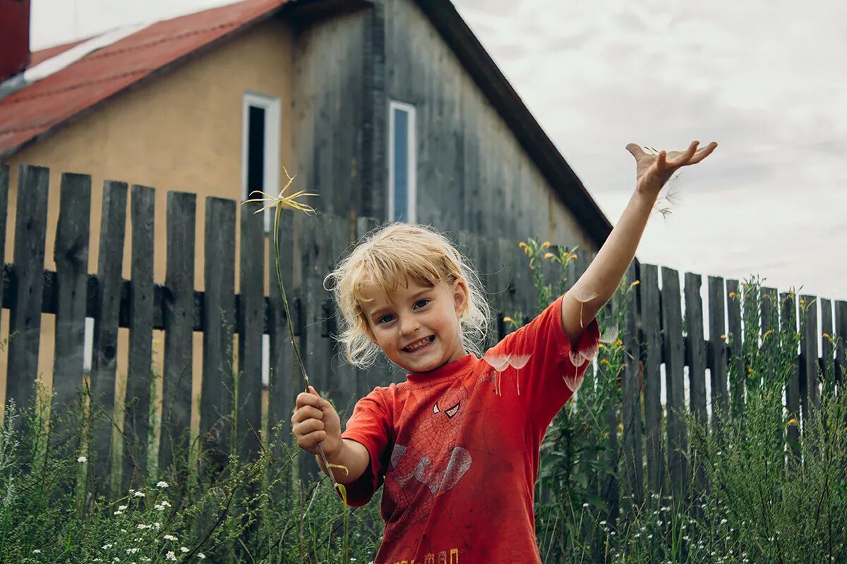 Ну детство. Счастливое детство в деревне. Счастливые дети в деревне. Лето в деревне дети. Деревенское детство.