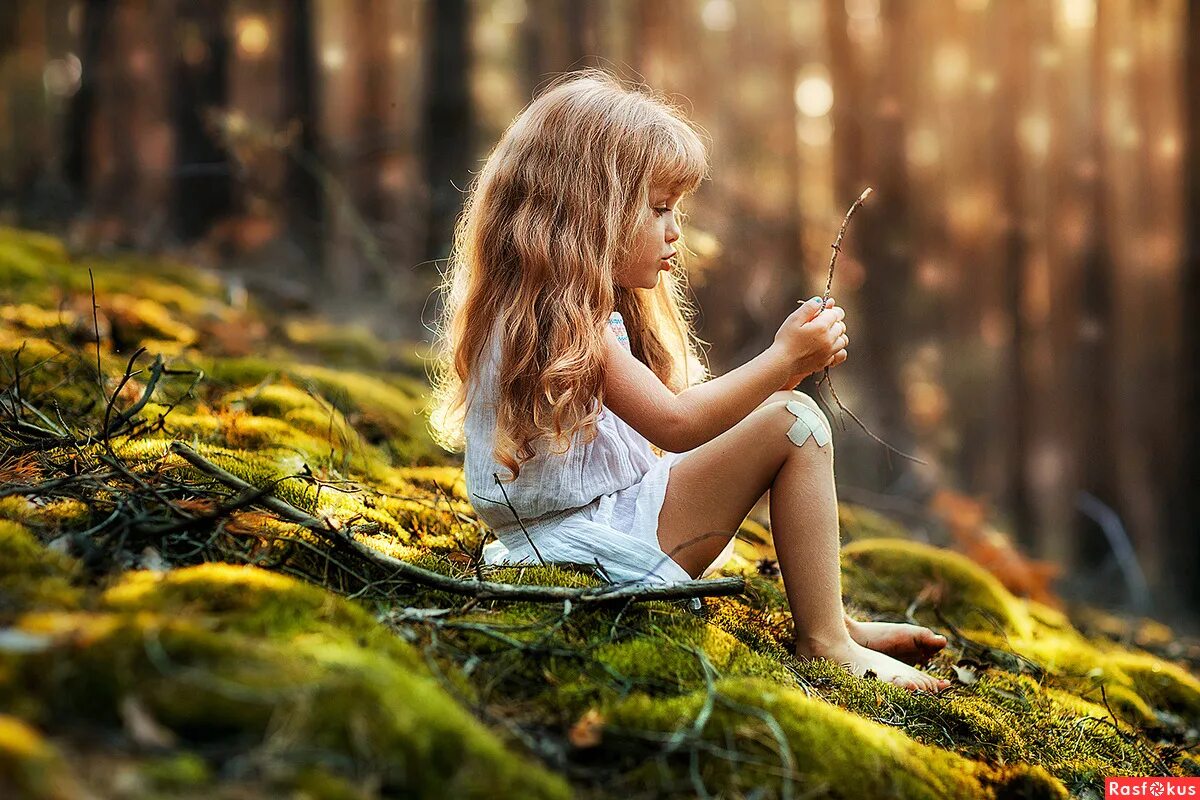 малышки в лесу. малышки в лесу. девочка малышка. малышки в лесу. девочка в лесу.