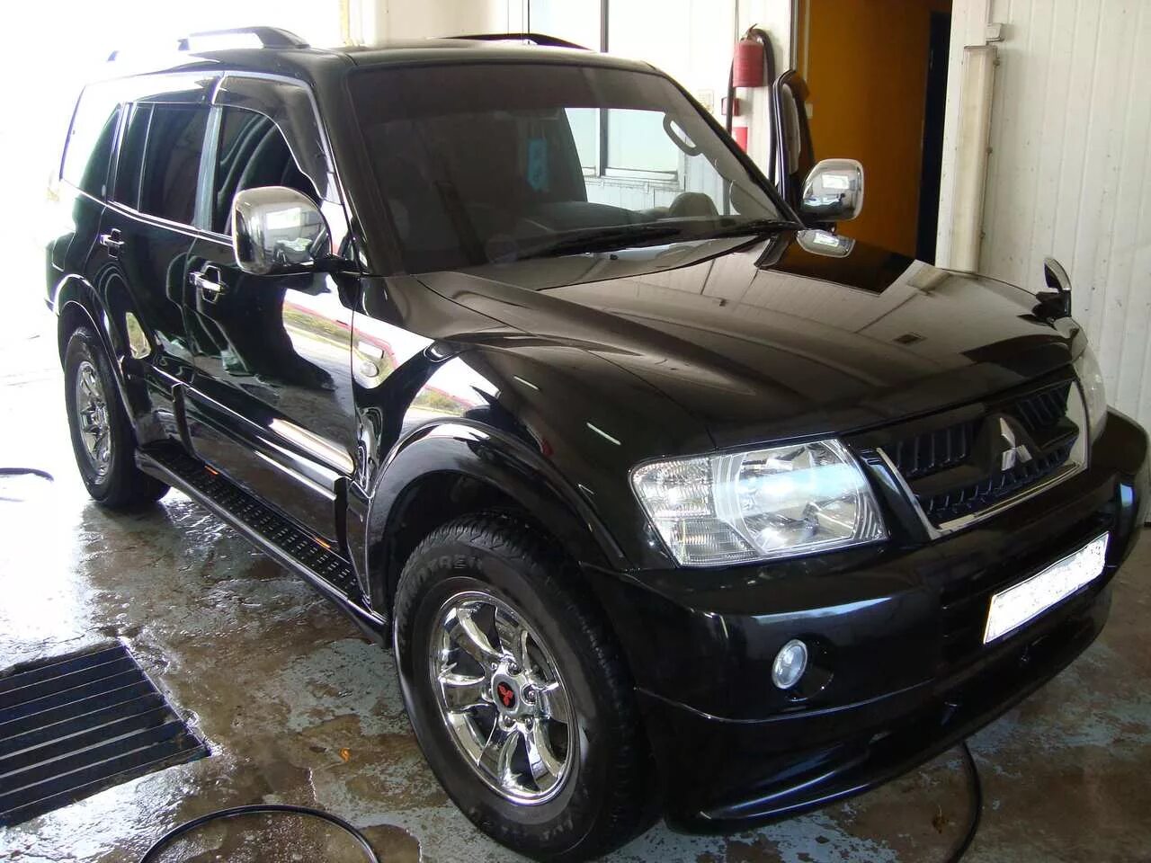 Паджеро 3 2003 черный правый руль. Mitsubishi pajero 3 2005. Митсубиси паджеро 2005г. Митсубиси паджеро 2005. Митсубиси паджеро 2005г.