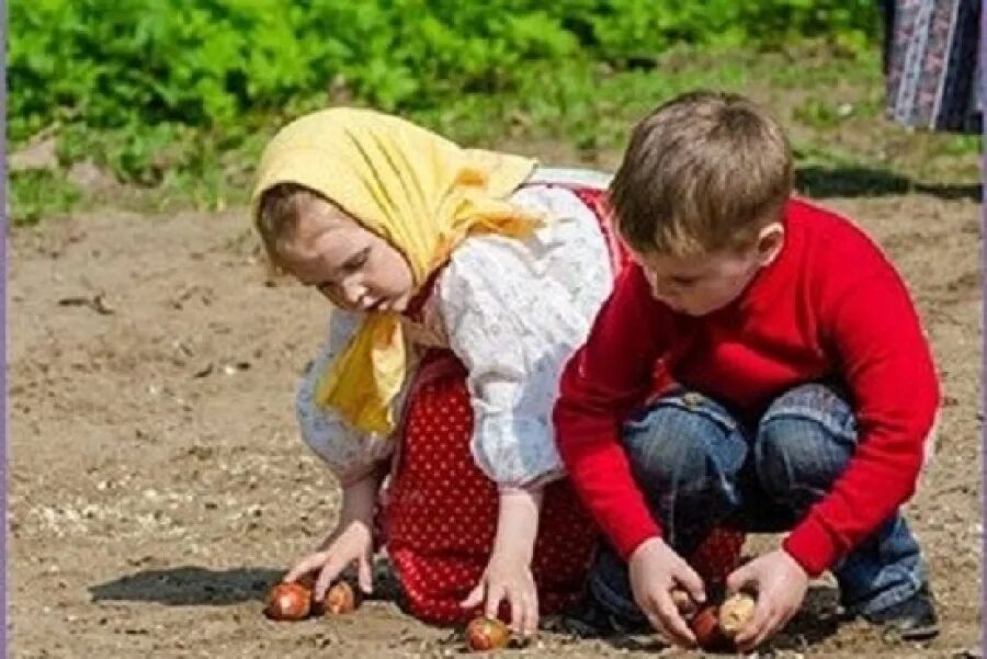 Катание яиц на красную горку. Игра катание яиц. Красная горка праздник катание яиц. Красная горка дети