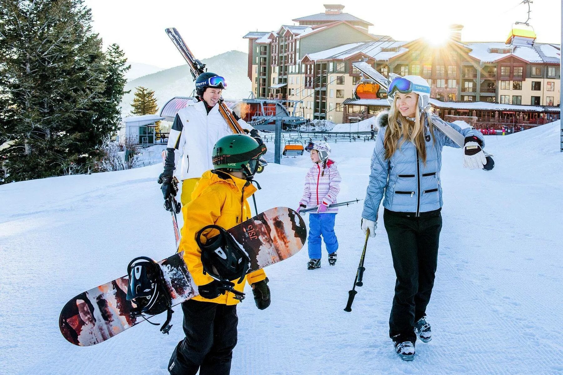 Покататься на горнолыжном курорте. Семья на горнолыжном курорте. Зимний отдых. Семья на сноубордах. Кататься на лыжах и сноуборде.