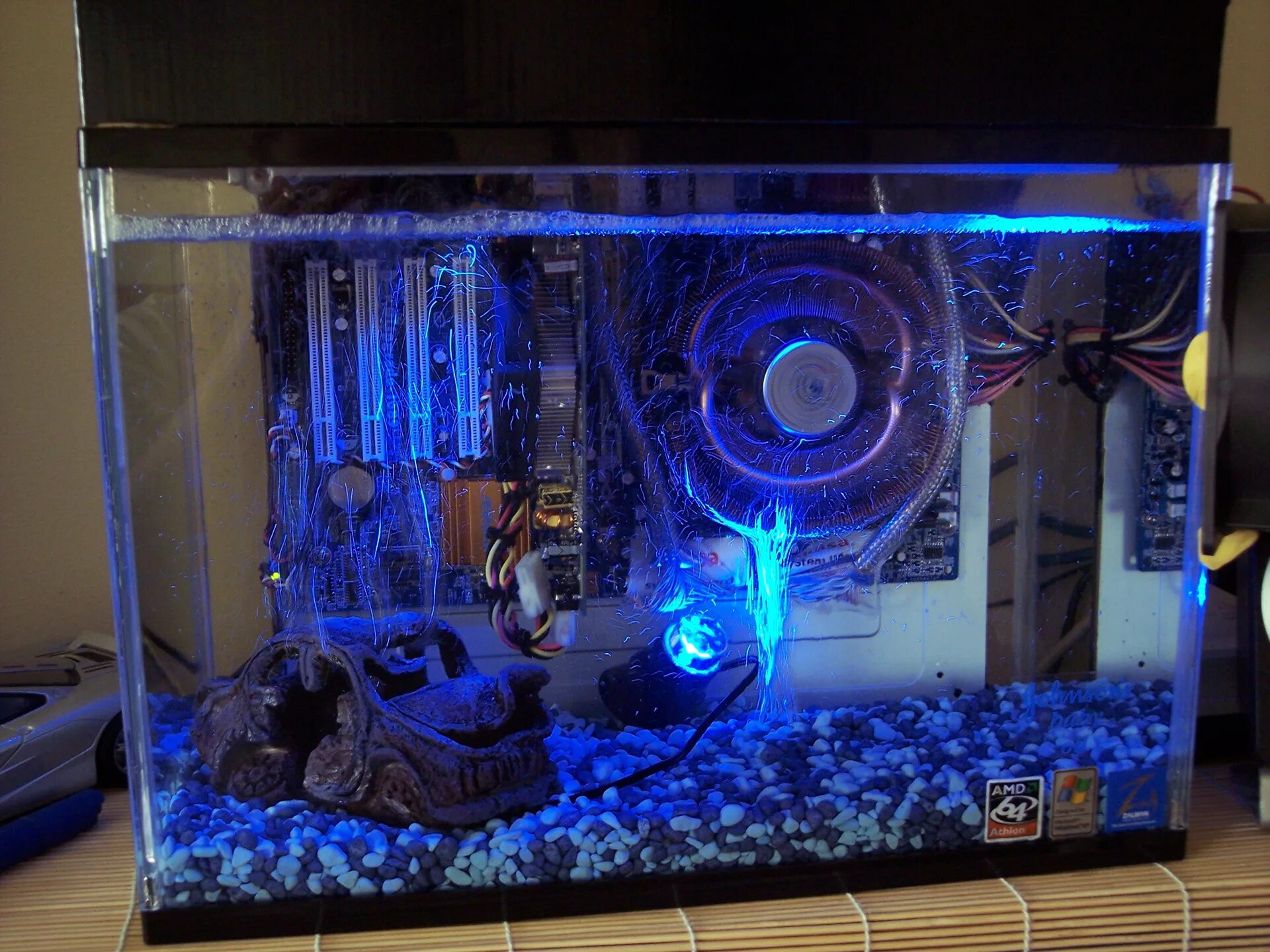 Аквариум с рыбками в интерьере. Аквариум в голландском стиле с водопадом. Начинающий аквариумист. Светодиодная подсветка для аквариума. Мэджик сити аквариум.