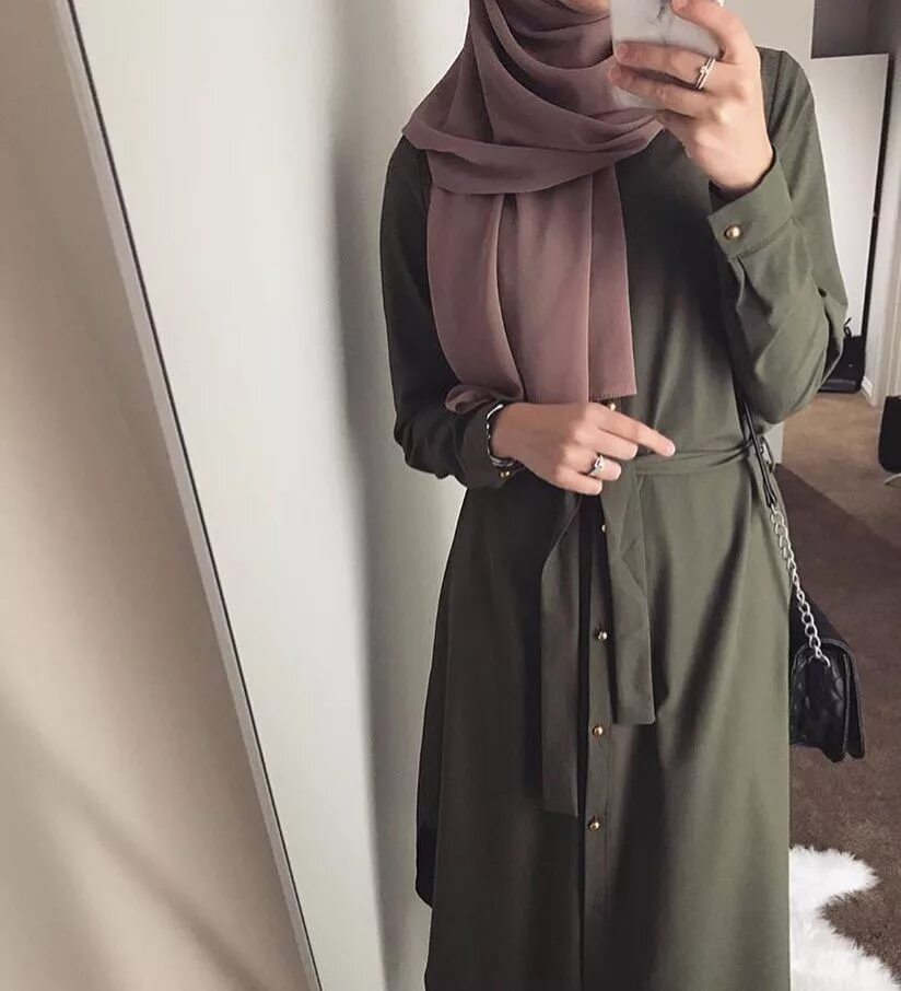 Блоггеры мусульмане. Мусульманское платье хаки. Хиджабы в инстаграме. Блоггер мусульманин. Платье вельвет длинное цвет хаки мусульманское.