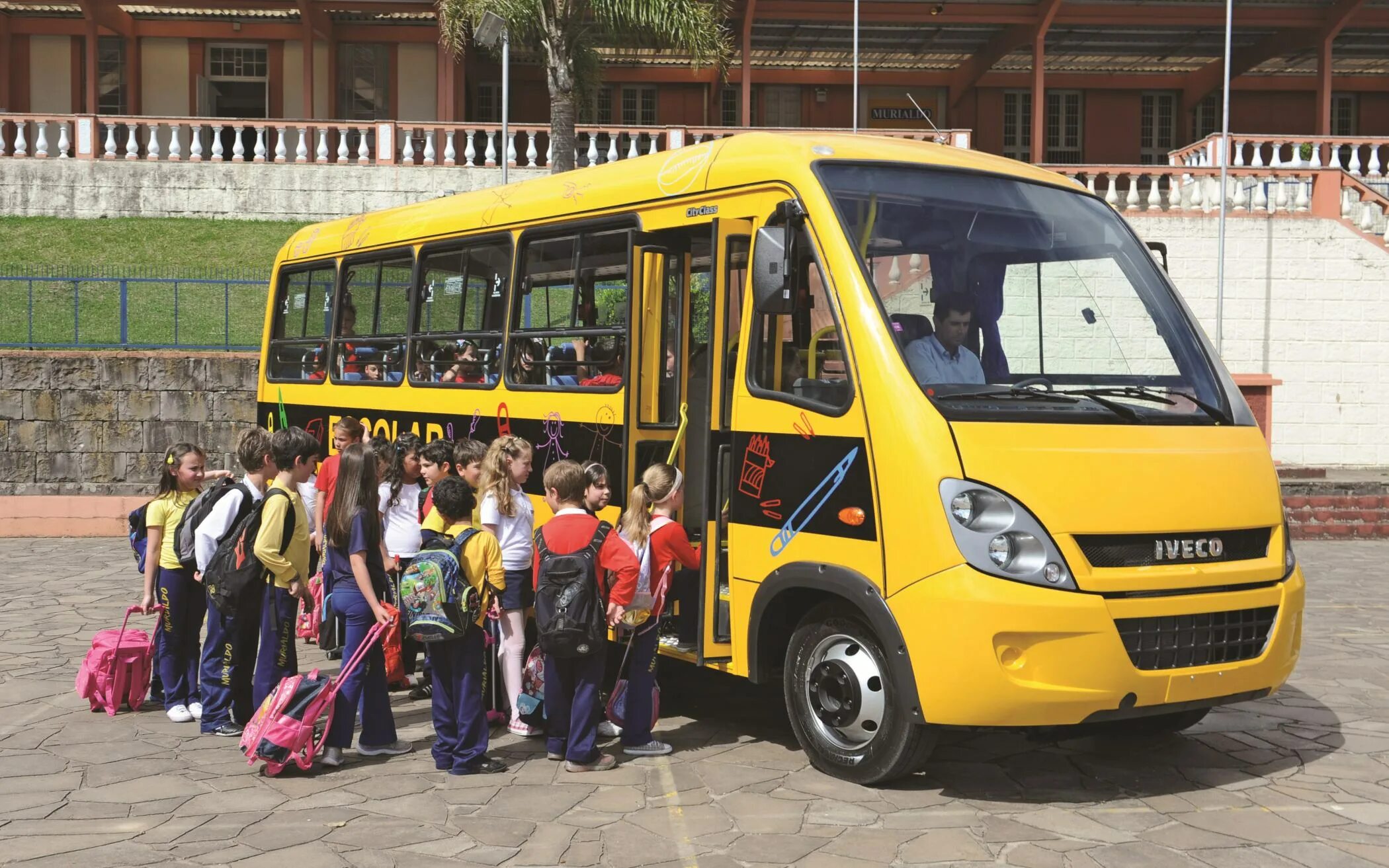 Подвоз школьный автобус. Школьный автобус Ивеко. Современный школьный автобус. Школьный автобус дети. Детский экскурсионный автобус.
