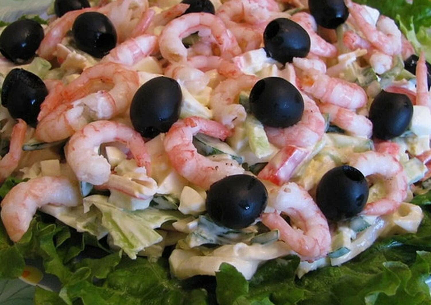 Салат с морепродуктами. Красивый салат с морепродуктами. Салат с креветками и мидиями. Салат с креветками. Салат сморе продуктоми.