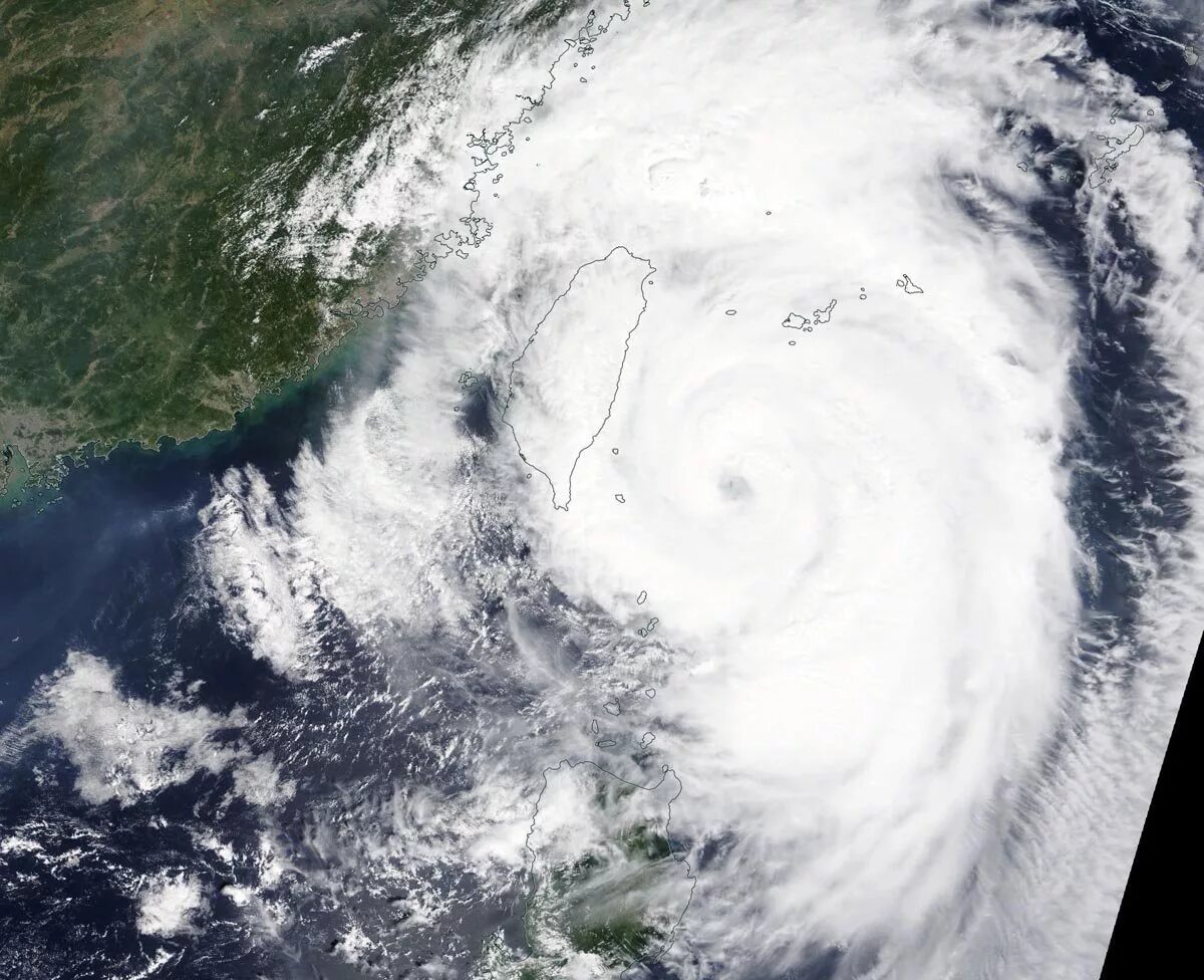 Тайфун вид из космоса. Тихий океан в Тайвань. Тайфун реальные фото. Лепесток тайфуна.