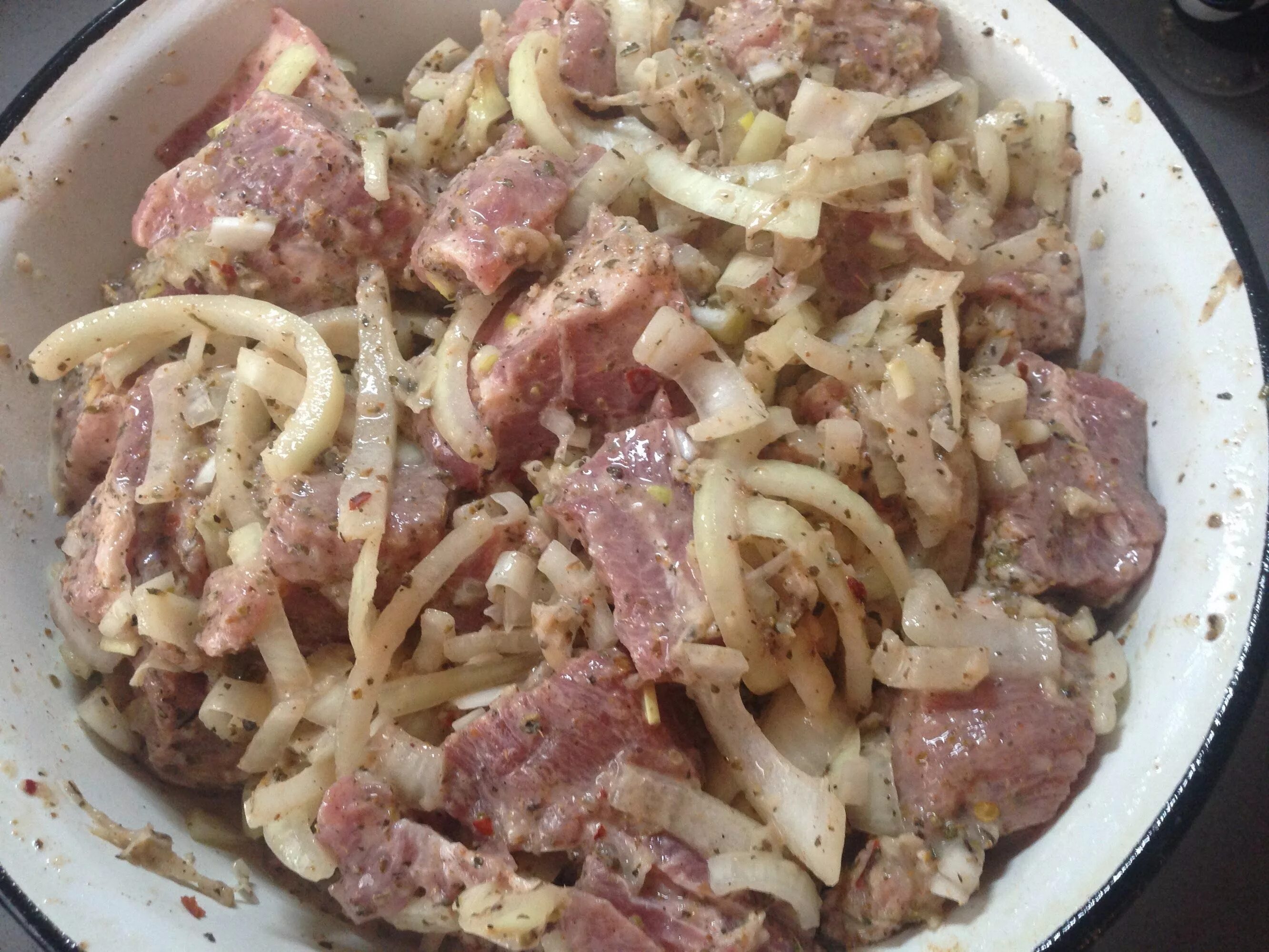 Как быстро замариновать мясо. Маринад для шашлыка из свинины. мариновка шашлыка. маринованное мясо. замаринованный шашлык.