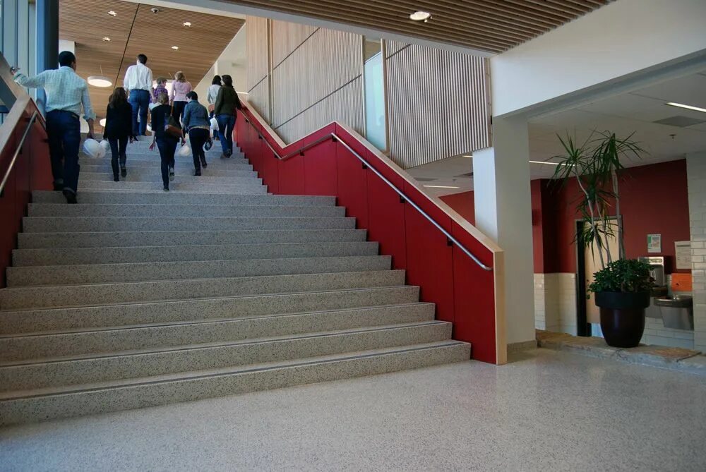 В школе втором этаже. МИРЭА лестница. Лестница в школе. Красивая лестница в школе. Школа ступени.