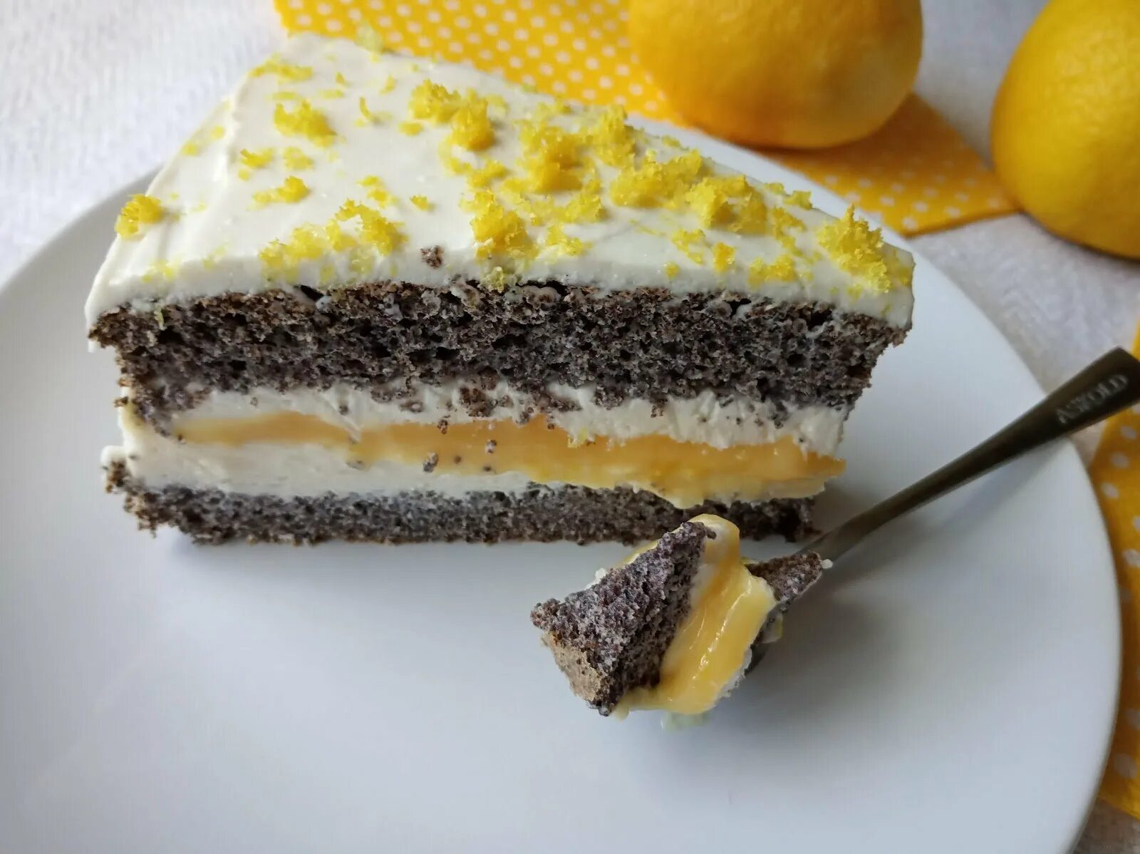 Торт мак мак. Торт маковый бисквит лимонный курд. Торт маковый бисквит лимонный курд. Маковый торт с лимонным курдом. Маковый торт кармэн.