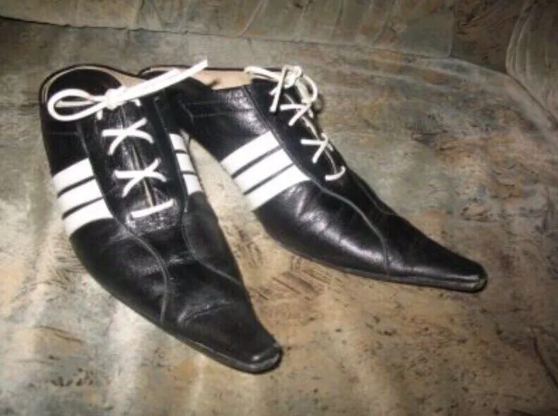 Смешная обувь мужская. Asics japan s мужские. Adidas ozelio 2. Подкрадули адидас. Тяги бархатные кефтеме.