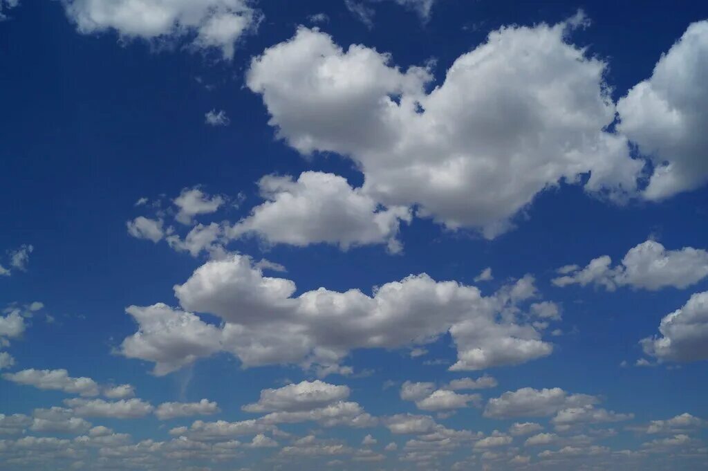 Растаявший в небесах. Тают облака. В небе тают облака. Облако растаяло в небесной синеве. Растаяли облака.