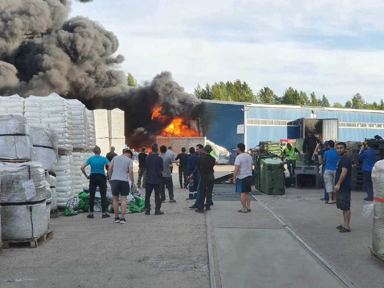 Пожар на Металлострое СПБ. Пожар в промзоне Металлострой. Пожар ангар Металлострой Петербург. Пожар в поселке Металлострой. Сгорел ангар