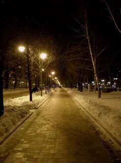 Темная улица зимой