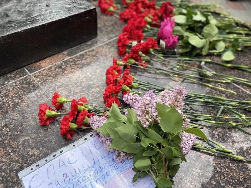 Памятники погибшим воинам на Украине. Монумент погибшим солдатам. Увековечивание памяти погибших сво.