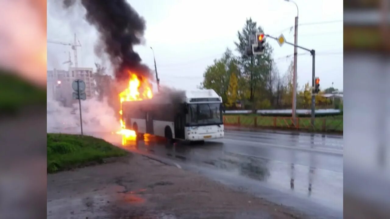 Чп автобус. Сгорел автобус Ярославль. Сгорел автобус в Ярославле сегодня. Сгорел автобус в Ярославле вчера. В Барнауле загорелся автобус.