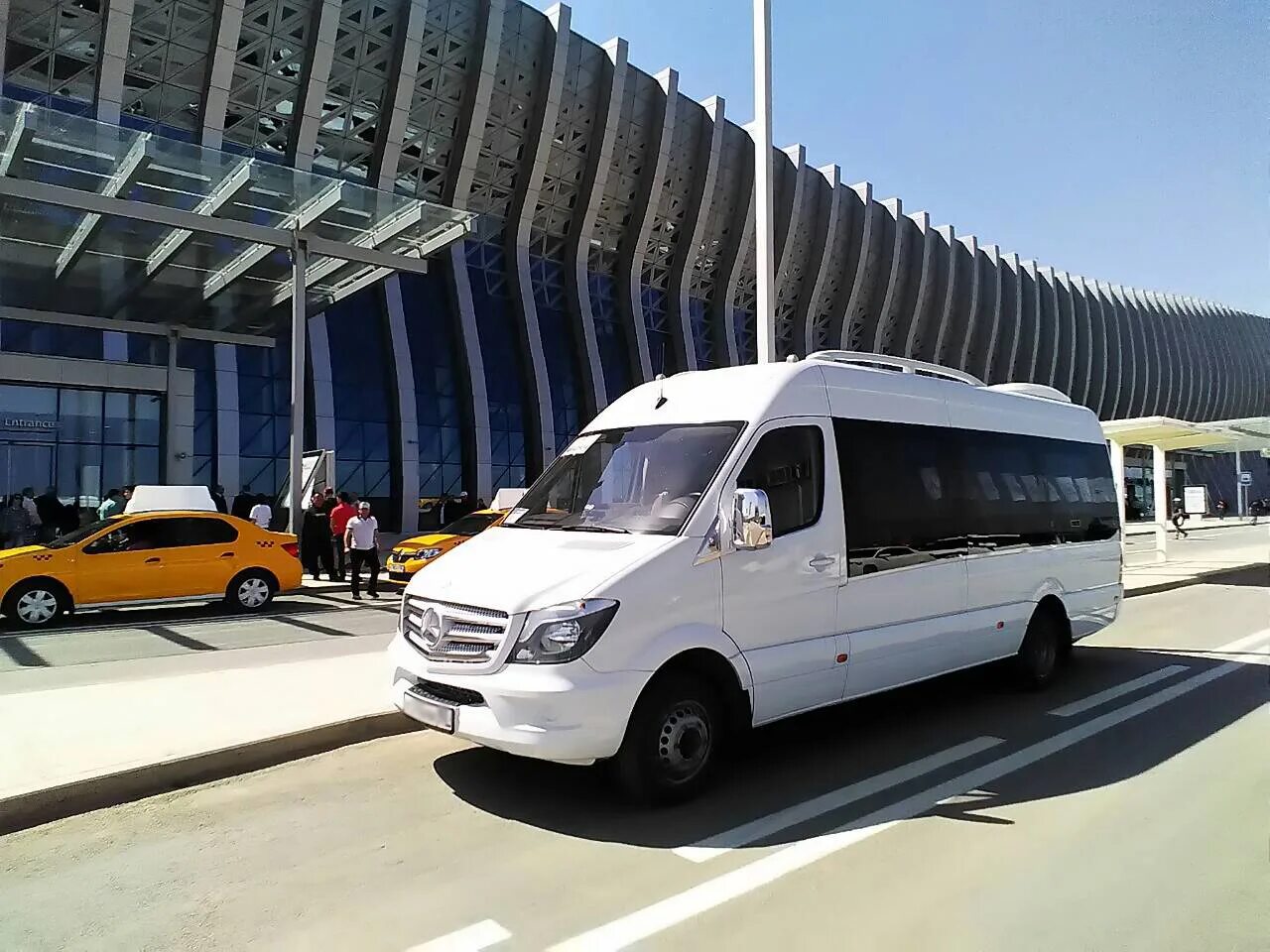 Пассажирские перевозки город. Мерседес Спринтер в Крыму. Мерседес Спринтер Ялта. Мерседес Спринтер в аэропорту. Экскурсия на микроавтобусе.