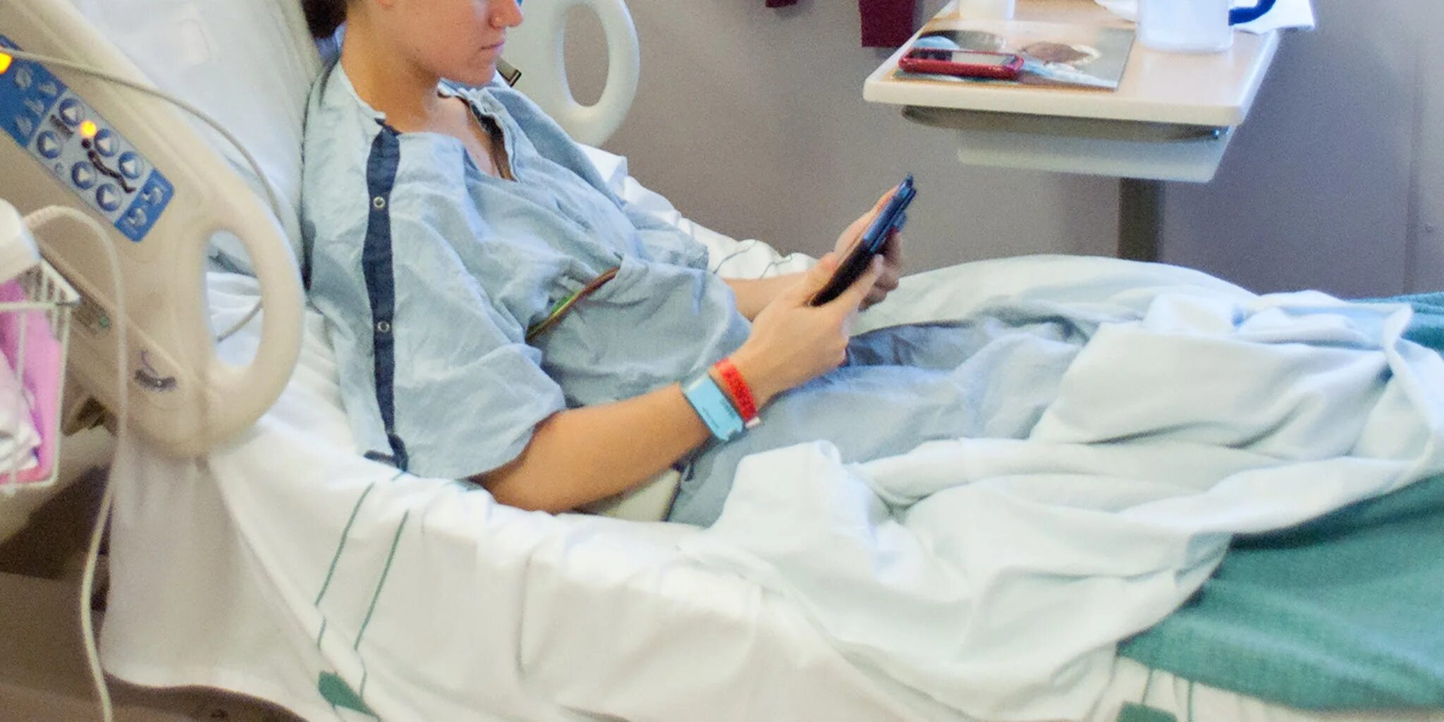 В больнице есть интернет. Wi-fi в больнице. В больнице есть интернет. Вай фай в больнице. Девочка с планшетом в больнице.