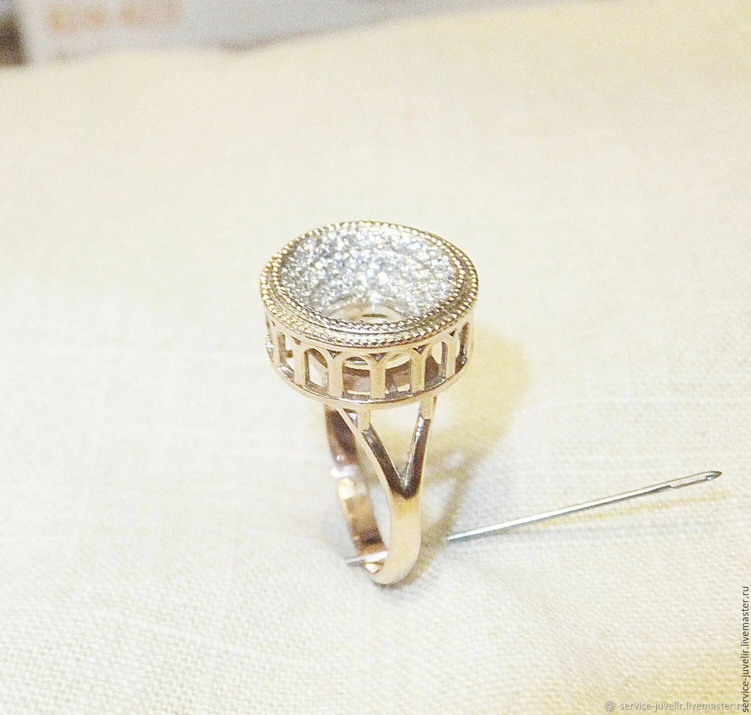 Золотое кольцо пенза. Кольцо Колизей серебро. Кольцо с камнем. Необычные кольца с камнями. Необычное кольцо с камнем золото.