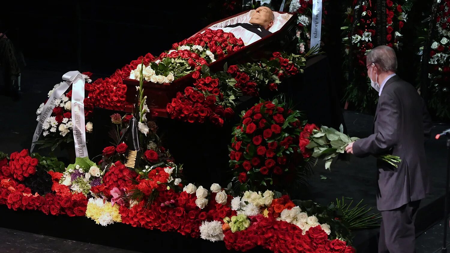 Где похоронить в москве человека. Церемония прощания с Борисом Клюевым.