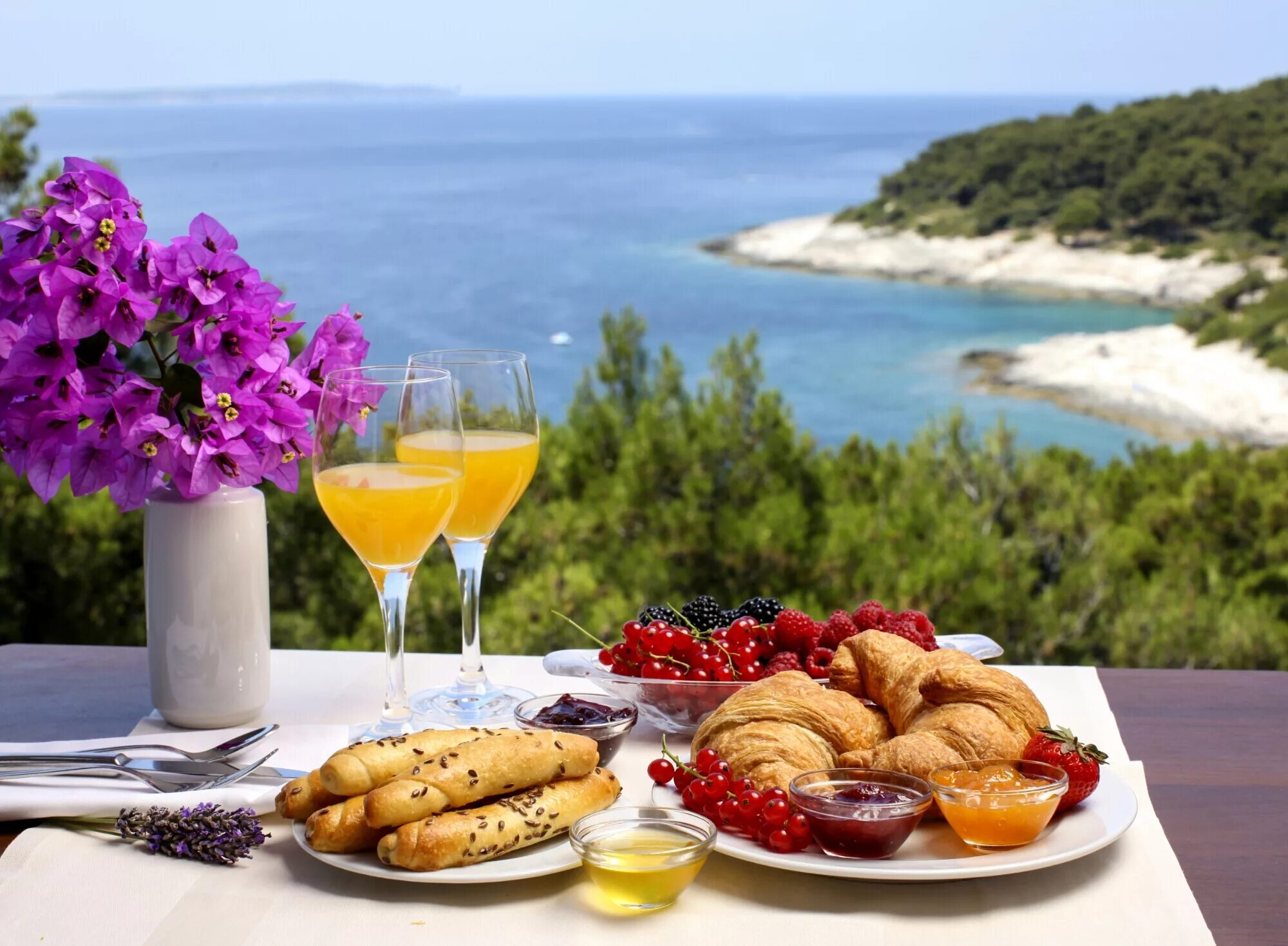 Воскресный день на острове. Завтрак с видом на море. Столик с видом на море. Столик у моря. Красивый завтрак с видом.