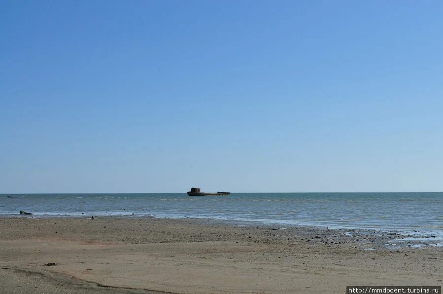 Махачкала берег каспийского моря. Пляж хазар дербент. Село хазар дагестан. Поселок хазар туркменистан. Каспийское море дербент набережная.