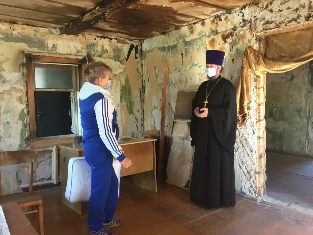 мужчина священник. благочинный карачева сафронов владимир. православие. покаяние исповедь православие. священник на исповеди.