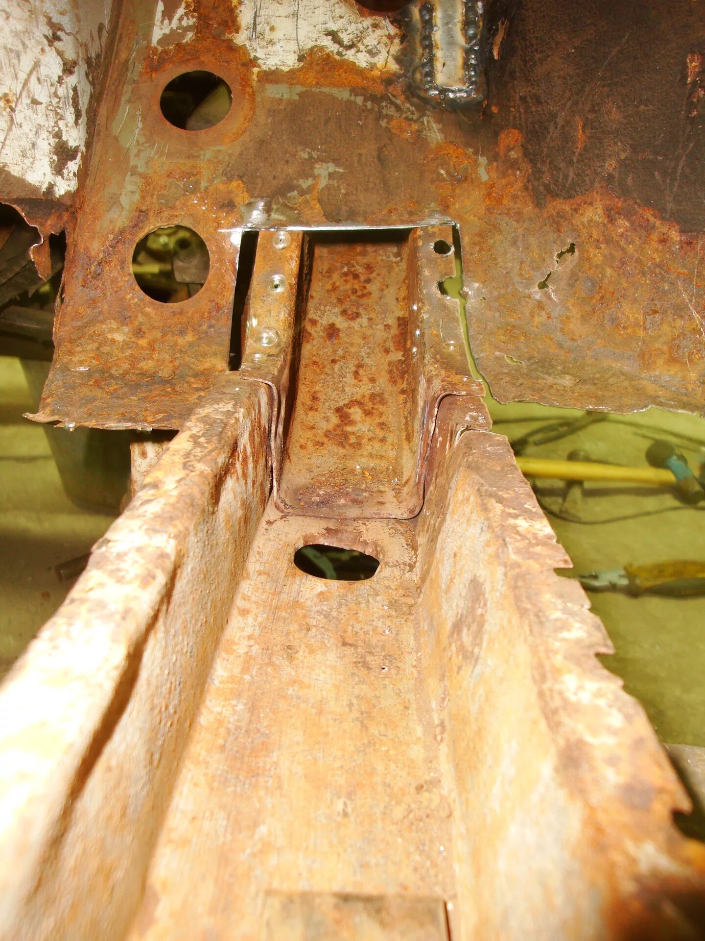 Болт закладной лонжерон нива. Поперечный лонжерон нива 21213. Лонжерон на 2123 задний поперечный. Задний поперечный лонжерон нива шевроле. Задний поперечный лонжерон нива шевроле.