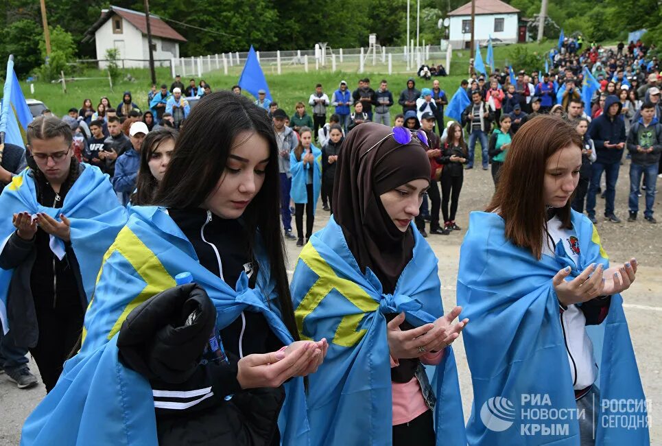 1 мая крым. Восхождение на Чатыр Даг крымские татары. Демонстрация крымских татар. Фото крымских татар вступивших в ЕС. Крымские татары наше время.