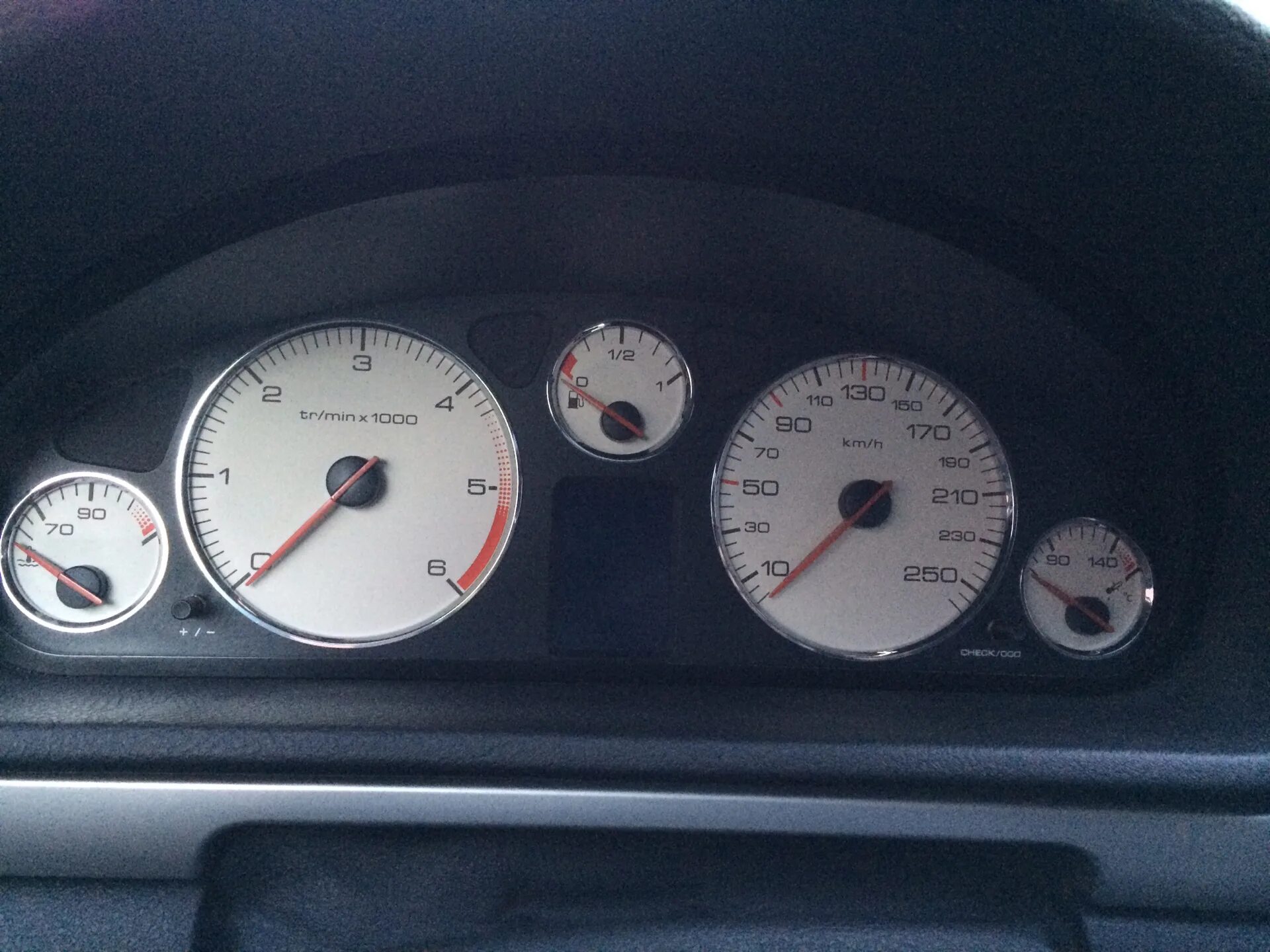 Щиток приборов пежо 407 2006. Приборная панель пежо 407 купе. Приборка пежо 407. Приборка белое дерево. Пежо 407ьприборгая панель.