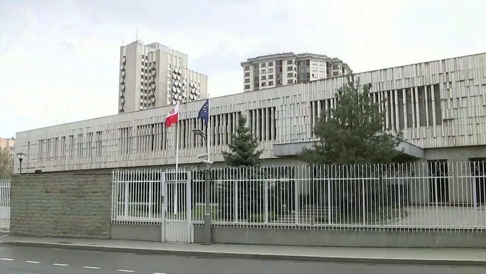 Посольство россии в польше. Польское посольство в москве. Здание польского посольства в москве. Американское посольство в варшаве. Здание польского посольства в москве.