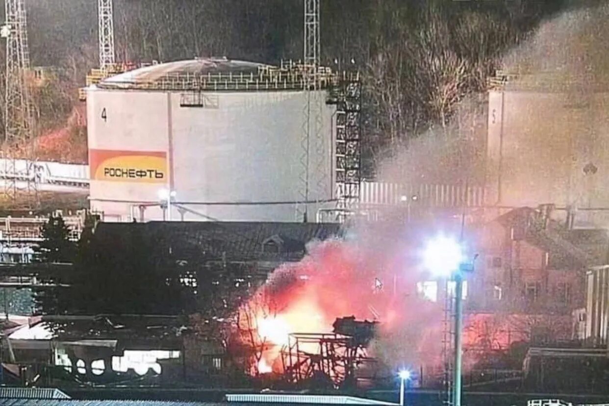 В туапсе горит нпз. Туапсе нефтебаза роснефть. туапсе пожар на нефтебазе. туапсе нефтебаза дрон. туапсе беспилотник нефтебаза.