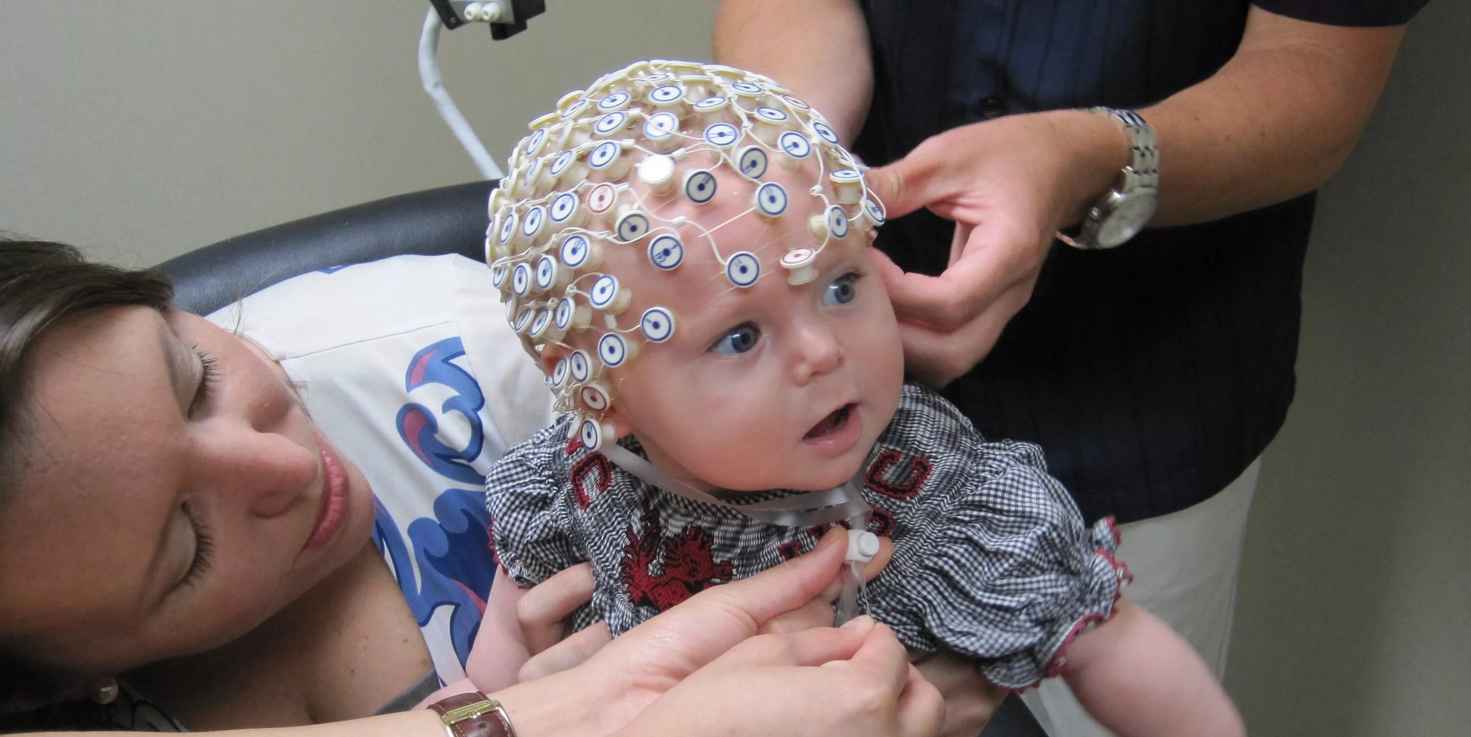 Ээг головы ребенку. ЭЭГ Нейро. ЭЭГ мониторинг головного мозга. ЭЭГ мониторинг сна у детей. ЭЭГ мониторинг головного мозга у детей.