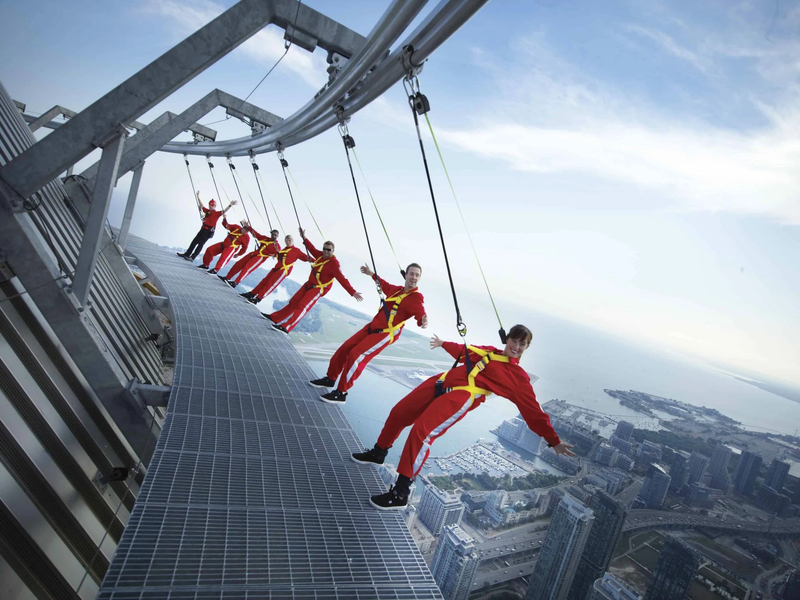 Работы в развлечениях. Си-эн Тауэр Канада. Аттракцион EDGEWALK В Торонто. Си-эн Тауэр аттракцион. EDGEWALK, телебашня си-эн Тауэр, Торонто, Канада.