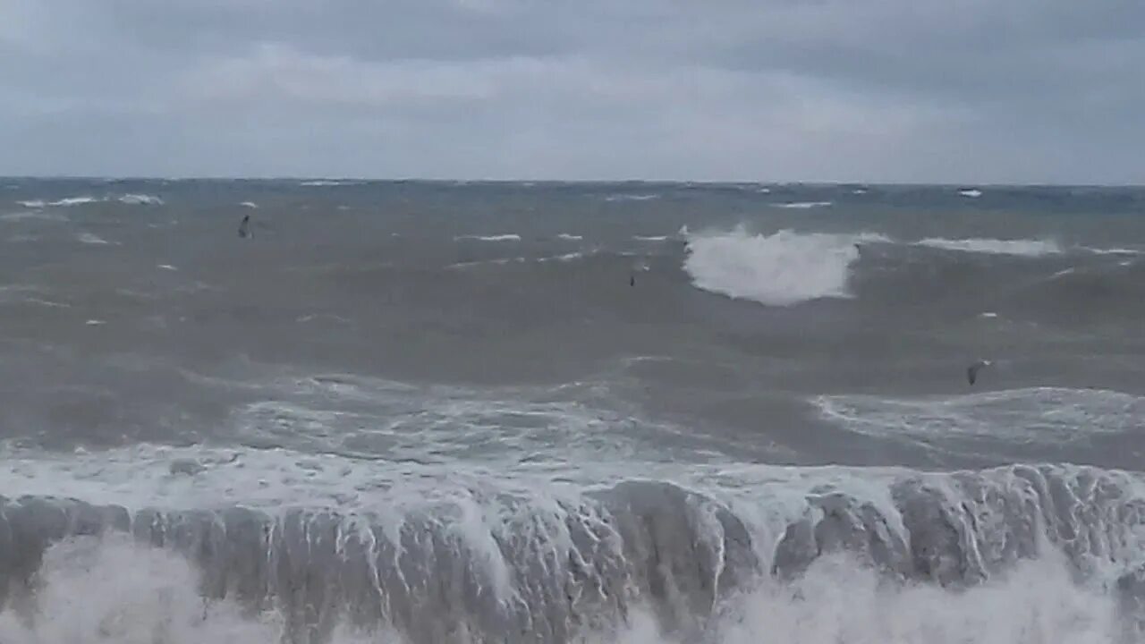 Пляж сукко зимой. Шторм в сукко. Джемете 2022 года море. Южно сахалинск залив анива. Шторм в сукко.
